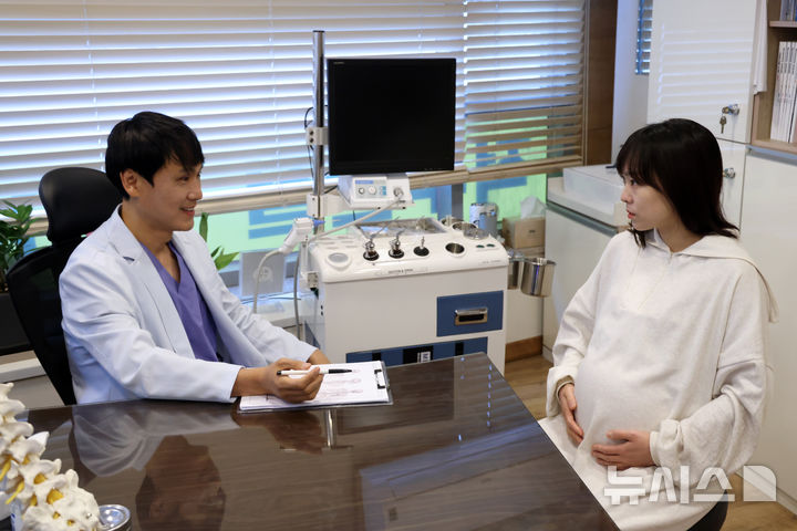 [서울=뉴시스] 한방 치료 받는 임산부. (사진= 대한한의사협회 제공) 