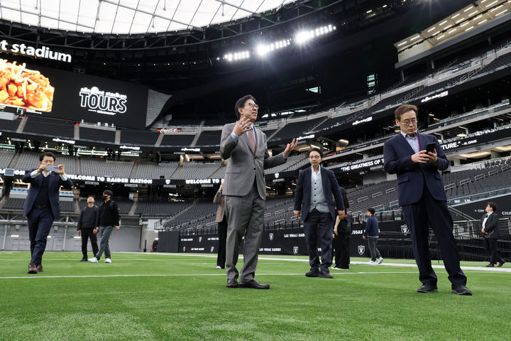 [부산=뉴시스] 박형준 부산시장(가운데)이 미 프로 미식축구(NFL) 팀 라스베이거스 레이더스의 홈구장인 얼리전트 스타디움(Allegiant Stadium)을 방문해 구단 사장과 면담을 진행했다. (사진=부산시 제공) 2026.01.09. photo@newsis.com *재판매 및 DB 금지