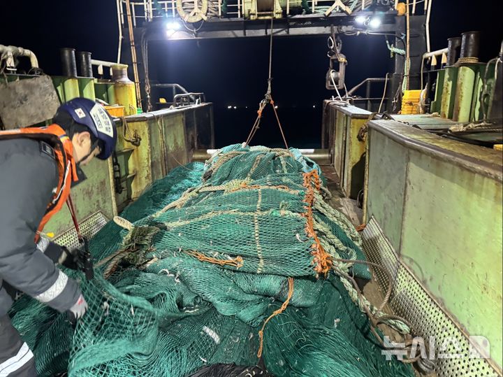 [제주=뉴시스] 8일 오후 제주 추자도 해상에서 해경이 불법 조업 어선을 단속해 조사하고 있다. (사진=제주해양경찰서 제공) 2026.01.09. photo@newsis.com