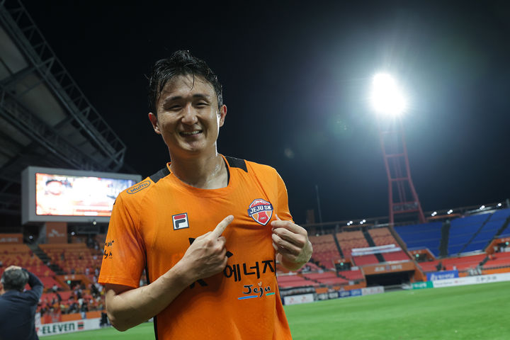 [서울=뉴시스] 프로축구 K리그1 제주SK, 임창우와 재계약 체결. (사진=제주SK 제공) *재판매 및 DB 금지
