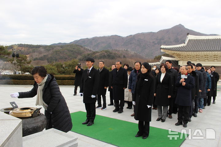 [임실=뉴시스] 조배숙 국민의힘 전북도당위원장과 주요당직자, 당원 등이 9일 국립임실호국원에서 순국선열 및 호국영령을 참배하고 있다. (사진=국민의힘 전북도당 제공) 2026.01.09. photo@newsis.com *재판매 및 DB 금지