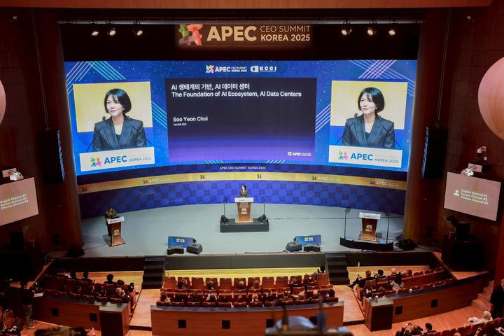 네이버 최수연 대표가 지난해 10월 경북 경주 예술의전당에서 열린 APEC CEO 서밋에 참석해 네이버의 풀스택 AI 구축·운영 경험과 혁신 방향을 소개했다. (사진=네이버 제공) *재판매 및 DB 금지