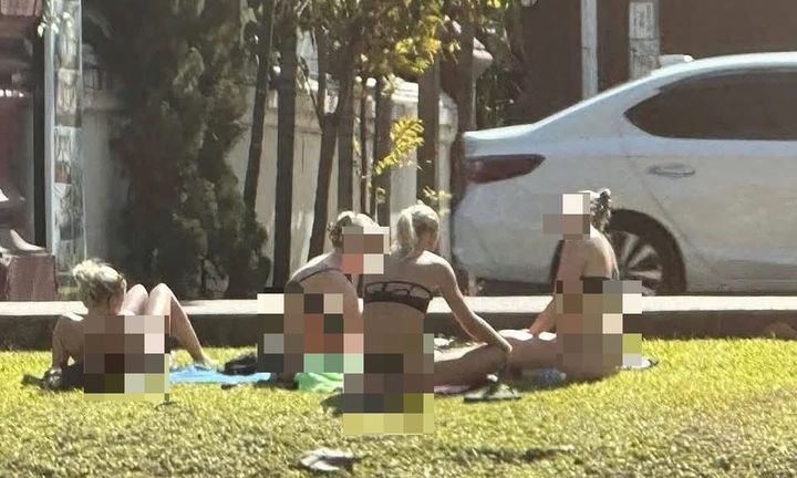 "여기가 해변인가?"…사원 앞 비키니 태닝에 태국 공분