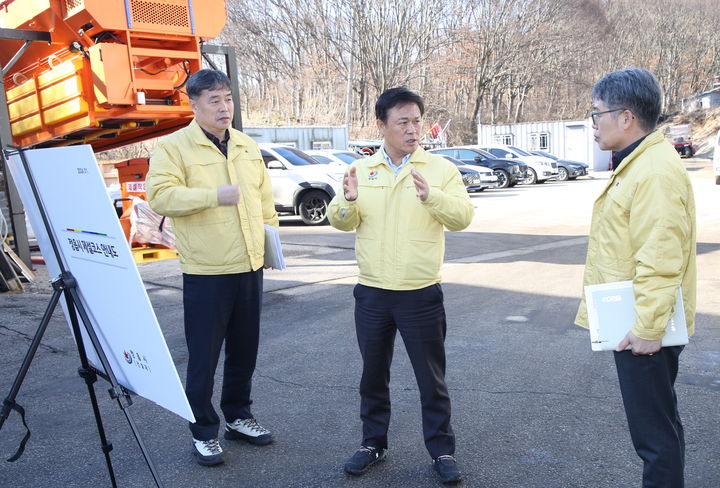 [정읍=뉴시스] 9일 강설 및 한파 대비차 제설자재 보관창고 현장 점검에 나선 이학수 시장(가운데)이 제설작업의 동선 등을 놓고 관계자와 협의하고 있다. *재판매 및 DB 금지