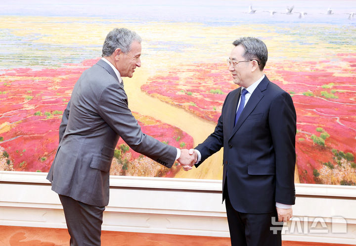 [베이징=뉴시스] 딩쉐샹 중국 국무원 부총리가 베이징에서 밥 아이거 월트디즈니 최고경영자(CEO)와 만나 악수하고 있다.(사진=신화통신 홈페이지 갈무리) 2026.01.09 photo@newsis.com