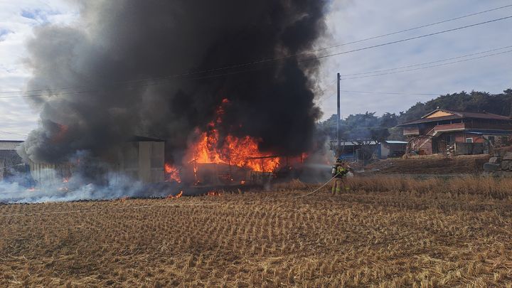 [남원=뉴시스] 9일 오전 10시14분께 전북 남원시 광치동의 한 단독주택에서 불이 나 화염이 솟구치고 있다. (사진=전북특별자치도소방본부 제공) 2026.01.09. photo@newsis.com *재판매 및 DB 금지