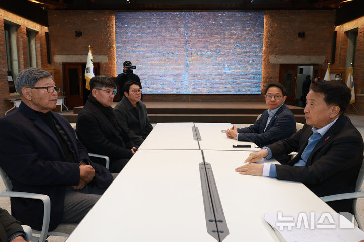 [청주=뉴시스] 야구 원로·협회 임원 초청 간담회 (사진= 충북도 제공) photo@newsis.com *재판매 및 DB 금지