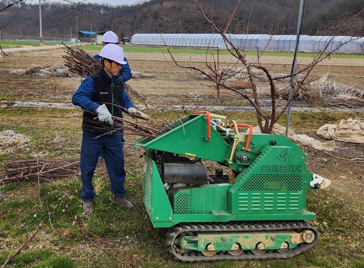  [군위=뉴시스] 찾아가는 영농부산물 파쇄지원단이 영농부산물을 파쇄하고 있다. (사진=군위군 제공) 2026.01.09. photo@newsis.com *재판매 및 DB 금지
