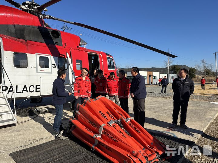 [하동=뉴시스]경남도 김명주(왼쪽서 두 번째) 경제부지사가 9일 하동군 산불진화 헬기 계류장을 찾아 대응 태세를 점검하고 있다.(사진=경남도 제공) 2026.01.09. photo@newsis.com