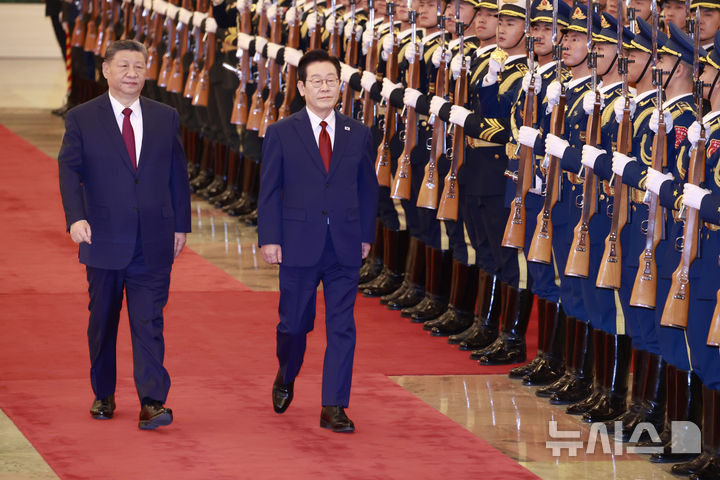 [베이징=뉴시스] 최동준 기자 = 중국을 국빈 방문 중인 이재명 대통령이 5일(현지 시간) 베이징 인민대회당에서 열린 공식환영식에서 시진핑 국가주석과 의장대를 사열하고 있다. 2026.01.05. photocdj@newsis.com