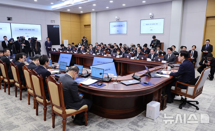 [서울=뉴시스] 고범준 기자 = 이재명 대통령이 8일 청와대에서 열린 수석보좌관회의에서 발언하고 있다. (청와대통신사진기자단) 2026.01.08. bjko@mewsis.com