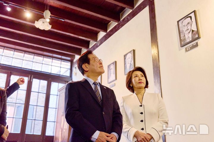 [상하이=뉴시스] 최동준 기자 = 중국을 국빈 방문 중인 이재명 대통령과 김혜경 여사가 7일(현지 시간) 상하이 임시정부청사 기념관에서 열린 대한민국 임시정부 상하이 청사 100주년 기념식에서 기념관을 둘러보고 있다. (공동취재) 2026.01.07. photocdj@newsis.com
