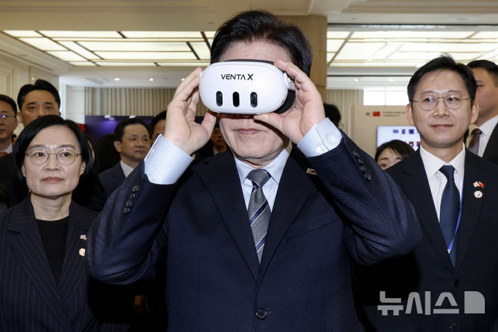 [상하이=뉴시스] 최동준 기자 = 중국을 국빈 방문 중인 이재명 대통령이 7일(현지 시간) 상하이 상해국제회의중심에서 열린 한-중 벤처스타트업 서밋을 방문해 VR기기 벤타X를 체험하고 있다. 2026.01.07. photocdj@newsis.com