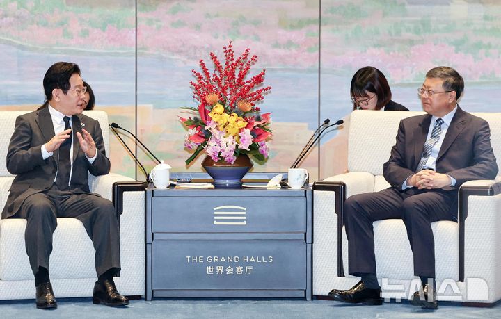 [상하이=뉴시스] 최동준 기자 = 중국을 국빈 방문 중인 이재명 대통령이 6일(현지 시간) 상하이 세계회객청에서 천지닝 상하이시 당 서기와 만찬에 앞서 사전환담을 하고 있다. 2026.01.06. photocdj@newsis.com