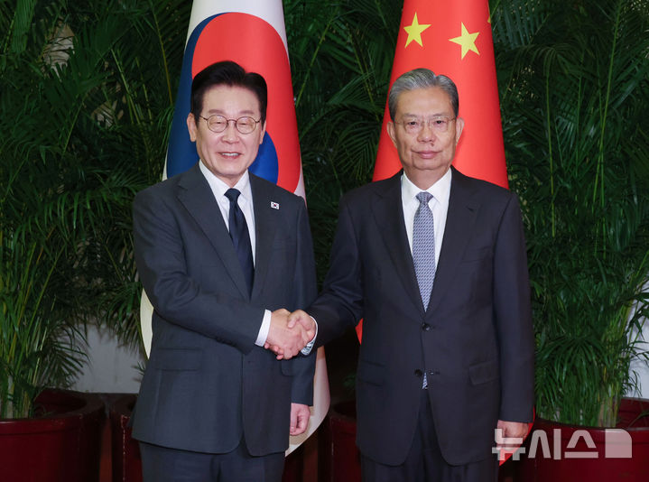 [베이징=뉴시스] 최동준 기자 = 중국을 국빈 방문 중인 이재명 대통령이 6일(현지 시간) 베이징 인민대회당에서 자오러지 전국인민대표대회 상무위원장과 기념촬영을 하고 있다. 2026.01.06. photocdj@newsis.com