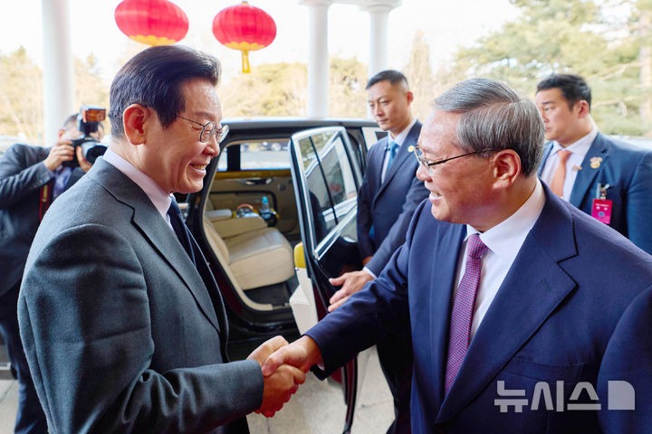 [베이징=뉴시스] 최동준 기자 = 중국을 국빈 방문 중인 이재명 대통령이 6일(현지 시간) 베이징 조어대에서 리창 국무원 총리와 악수하고 있다. (공동취재) 2026.01.06. photocdj@newsis.com