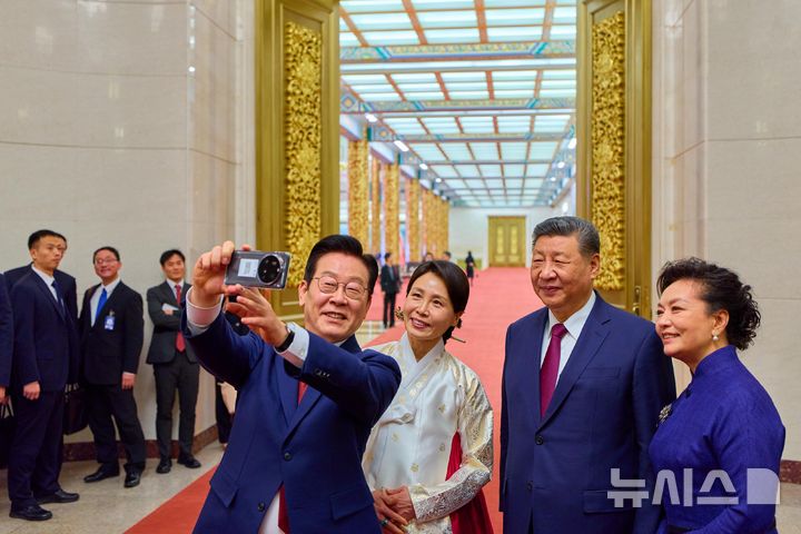 [베이징=뉴시스] 최동준 기자 = 중국을 국빈 방문 중인 이재명 대통령과 김혜경 여사가 5일(현지 시간) 베이징 인민대회당에서 열린 공식만찬을 마친 뒤 시진핑 국가주석, 부인 펑리위안 여사와 경주 정상회담에서 시 주석에게 선물 받은 샤오미폰으로 셀카를 찍고 있다. (공동취재) 2026.01.05. photocdj@newsis.com