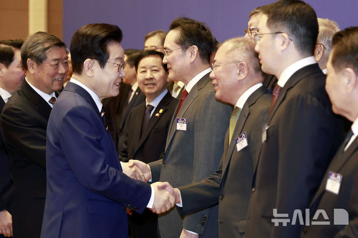 [베이징=뉴시스] 최동준 기자 = 중국을 국빈 방문 중인 이재명 대통령이 5일(현지 시간) 베이징 조어대에서 열린 한중 비즈니스 포럼 사전 간담회에서 정의선 현대차그룹 회장과 악수하고 있다. 2026.01.05. photocdj@newsis.com