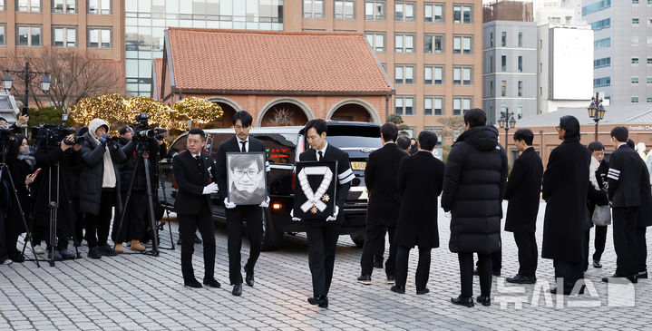 [서울=뉴시스] 김혜진 기자 = 9일 오전 서울 중구 명동성당에서 열리는 故 안성기 장례 미사를 위해 배우 정우성(왼쪽), 이정재를 비롯한 동료 배우들이 성당으로 들어서고 있다. 2026.01.09. jini@newsis.com