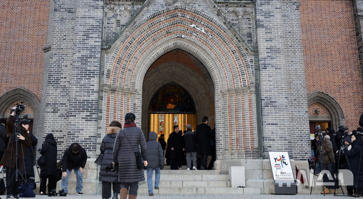 [서울=뉴시스] 김혜진 기자 = 9일 오전 서울 중구 명동성당에서 열리는 故 안성기 장례 미사를 위해 유족 및 동료 배우들이 성당으로 들어서고 있다. 2026.01.09. jini@newsis.com