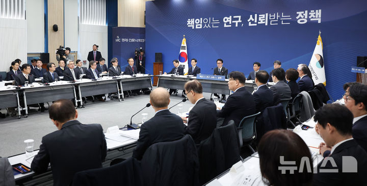 김 총리 "업무보고 긴장감 유지할 수 있는 공적 책임감 견지해야" [뉴시스Pic] 