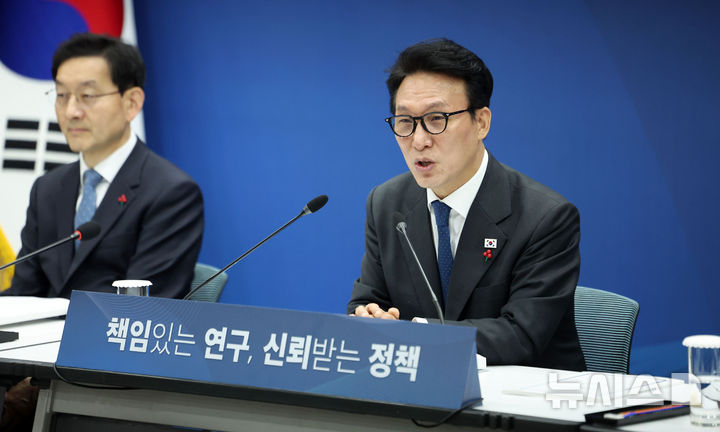 김 총리 "업무보고 긴장감 유지할 수 있는 공적 책임감 견지해야" [뉴시스Pic]