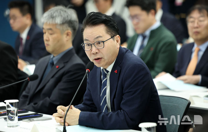 [서울=뉴시스] 김선웅 기자 = 이한주 경제인문사회연구회 이사장이 9일 서울 은평구 한국행정연구원에서 열린 경제인문사회연구회 업무보고에서 김민석 국무총리에게 총괄 보고를 하고 있다. 2026.01.09. mangusta@newsis.com