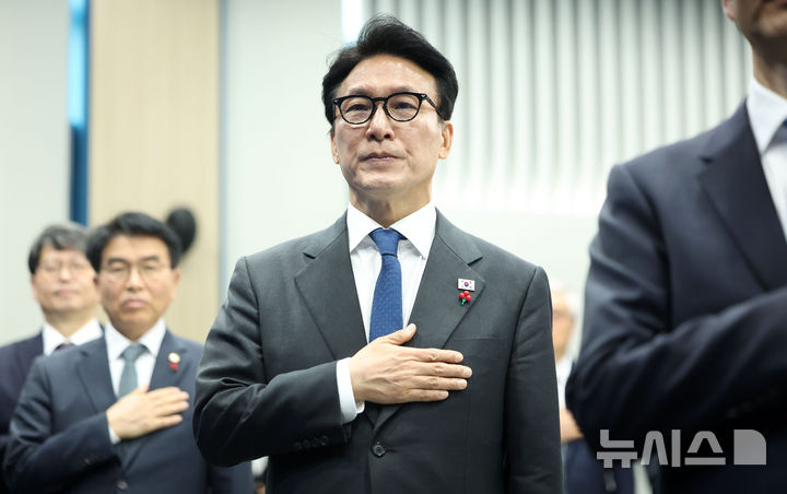 [서울=뉴시스] 김선웅 기자 = 김민석 국무총리가 9일 서울 은평구 한국행정연구원에서 열린 경제인문사회연구회 업무보고에서 국민의례를 하고 있다. 2026.01.09. mangusta@newsis.com