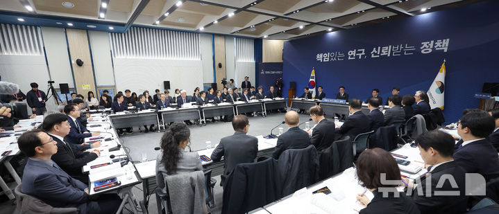 [서울=뉴시스] 김선웅 기자 = 김민석 국무총리가 9일 서울 은평구 한국행정연구원에서 열린 경제인문사회연구회 업무보고에서 모두발언을 하고 있다. 2026.01.09. mangusta@newsis.com