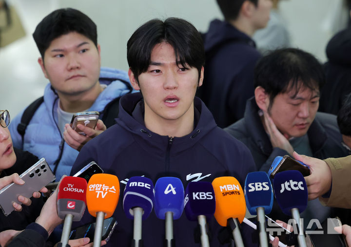 [인천공항=뉴시스] 홍효식 기자 = 대한민국 야구국가대표팀 김도영이 9일 미국령 사이판에서 열리는 2026 월드베이스볼클래식(WBC) 1차 캠프 전지훈련에 참가하기 위해 인천국제공항 제1터미널에서 인터뷰하고 있다. 2026.01.09. yesphoto@newsis.com