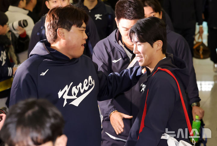 [인천공항=뉴시스] 홍효식 기자 = 대한민국 야구국가대표팀 류현진, 김혜성 등이 9일 미국령 사이판에서 열리는 2026 월드베이스볼클래식(WBC) 1차 캠프 전지훈련에 참가하기 위해 인천국제공항 제1터미널에 도착하고 있다. 2026.01.09. yesphoto@newsis.com