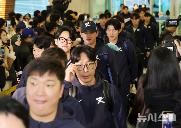 [인천공항=뉴시스] 홍효식 기자 = 대한민국 야구국가대표팀 고영표, 구자욱, 곽빈 등이 9일 미국령 사이판에서 열리는 2026 월드베이스볼클래식(WBC) 1차 캠프 전지훈련에 참가하기 위해 인천국제공항 제1터미널에 도착하고 있다. 2026.01.09. yesphoto@newsis.com