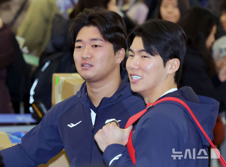 [인천공항=뉴시스] 홍효식 기자 = 대한민국 야구국가대표팀 고우석(왼쪽), 김혜성이 9일 미국령 사이판에서 열리는 2026 월드베이스볼클래식(WBC) 1차 캠프 전지훈련에 참가하기 위해 인천국제공항 제1터미널에서 출국 수속을 기다리고 있다. 2026.01.09. yesphoto@newsis.com