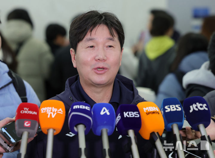 [인천공항=뉴시스] 홍효식 기자 = 류지현 대한민국 야구국가대표팀 감독이 9일 미국령 사이판에서 열리는 2026 월드베이스볼클래식(WBC) 1차 캠프 전지훈련에 참가하기 위해 인천국제공항 제1터미널에서 인터뷰하고 있다. 2026.01.09. yesphoto@newsis.com