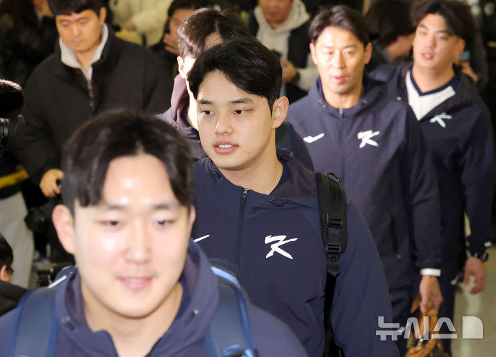 [인천공항=뉴시스] 홍효식 기자 = 대한민국 야구국가대표팀 문동주가 9일 미국령 사이판에서 열리는 2026 월드베이스볼클래식(WBC) 1차 캠프 전지훈련에 참가하기 위해 인천국제공항 제1터미널에 도착하고 있다. 2026.01.09. yesphoto@newsis.com