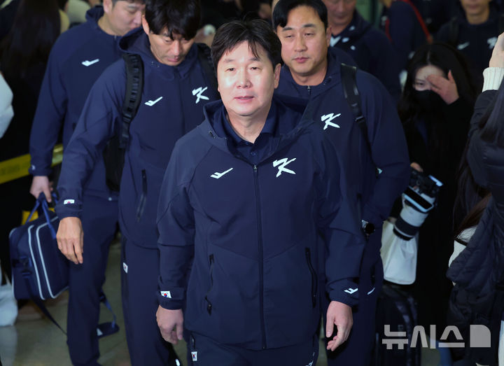 [인천공항=뉴시스] 홍효식 기자 = 류지현 대한민국 야구국가대표팀 감독이 9일 미국령 사이판에서 열리는 2026 월드베이스볼클래식(WBC) 1차 캠프 전지훈련에 참가하기 위해 인천국제공항 제1터미널에 도착하고 있다. 2026.01.09. yesphoto@newsis.com