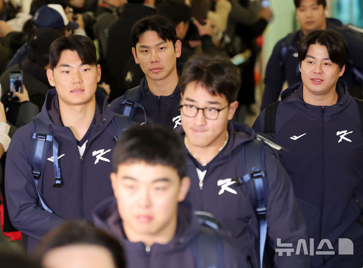 [인천공항=뉴시스] 홍효식 기자 = 대한민국 야구국가대표팀 김주원(왼쪽부터), 홍창기, 안현민, 노시환 등이 9일 미국령 사이판에서 열리는 2026 월드베이스볼클래식(WBC) 1차 캠프 전지훈련에 참가하기 위해 인천국제공항 제1터미널에 도착하고 있다. 2026.01.09. yesphoto@newsis.com