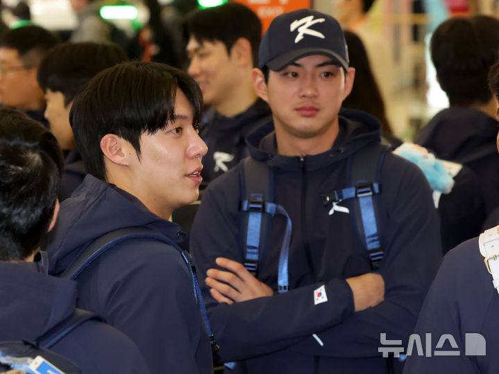 [인천공항=뉴시스] 홍효식 기자 = 대한민국 야구국가대표팀 원태인(왼쪽), 구자욱 등이 9일 미국령 사이판에서 열리는 2026 월드베이스볼클래식(WBC) 1차 캠프 전지훈련에 참가하기 위해 인천국제공항 제1터미널에서 출국 수속을 기다리고 있다. 2026.01.09. yesphoto@newsis.com