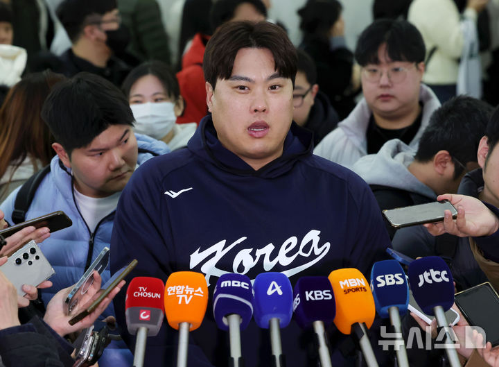 [인천공항=뉴시스] 홍효식 기자 = 대한민국 야구국가대표팀 류현진이 9일 미국령 사이판에서 열리는 2026 월드베이스볼클래식(WBC) 1차 캠프 전지훈련에 참가하기 위해 인천국제공항 제1터미널에서 인터뷰하고 있다. 2026.01.09. yesphoto@newsis.com