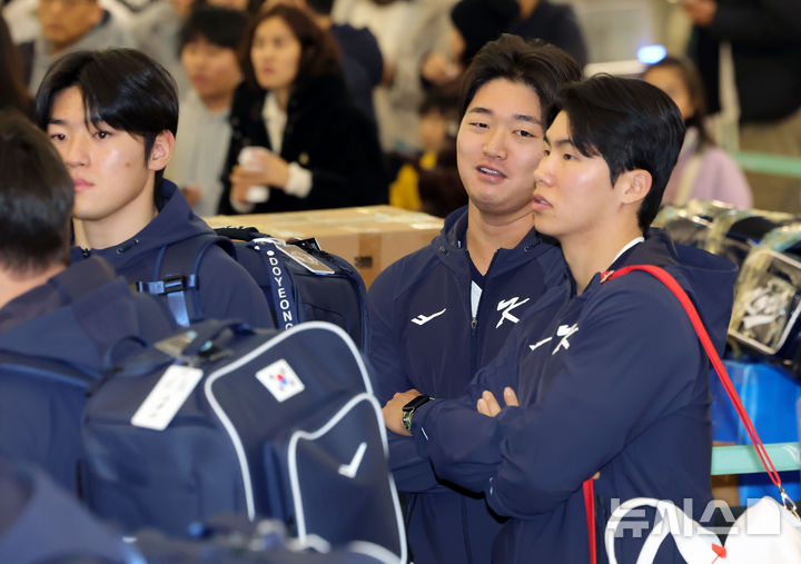 [인천공항=뉴시스] 홍효식 기자 = 대한민국 야구국가대표팀 김도영(왼쪽부터), 고우석, 김혜성이 9일 미국령 사이판에서 열리는 2026 월드베이스볼클래식(WBC) 1차 캠프 전지훈련에 참가하기 위해 인천국제공항 제1터미널에서 출국 수속을 기다리고 있다. 2026.01.09. yesphoto@newsis.com