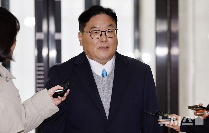 [서울=뉴시스] 김혜진 기자 = 쿠팡 사건을 무혐의 처분하도록 외압을 행사한 인물로 지목된 엄희준 광주고검 검사가 9일 서울 서초구 관봉권 띠지 폐기 의혹 및 쿠팡 퇴직금 불기소 외압 의혹 진상규명을 위한 특검 사무실로 출석하며 취재진 질문에 답하고 있다. 2026.01.09. jini@newsis.com