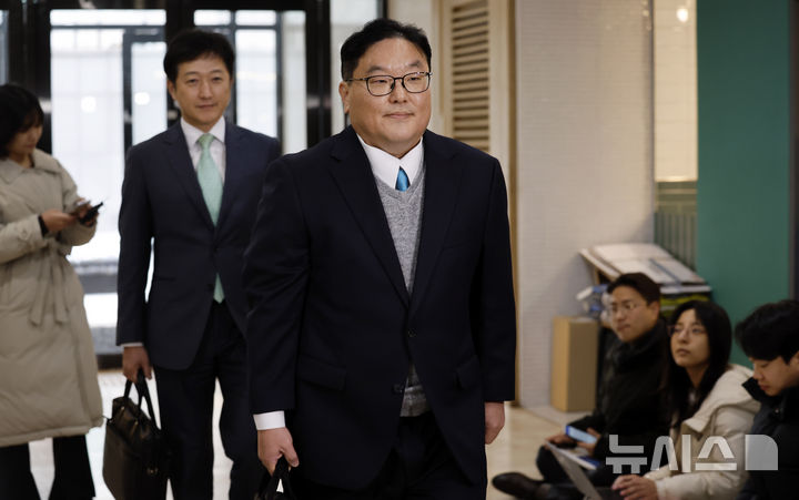 [서울=뉴시스] 김혜진 기자 = 쿠팡 사건을 무혐의 처분하도록 외압을 행사한 인물로 지목된 엄희준 광주고검 검사가 9일 서울 서초구 관봉권 띠지 폐기 의혹 및 쿠팡 퇴직금 불기소 외압 의혹 진상규명을 위한 특검 사무실로 출석하고 있다. 2026.01.09. jini@newsis.com