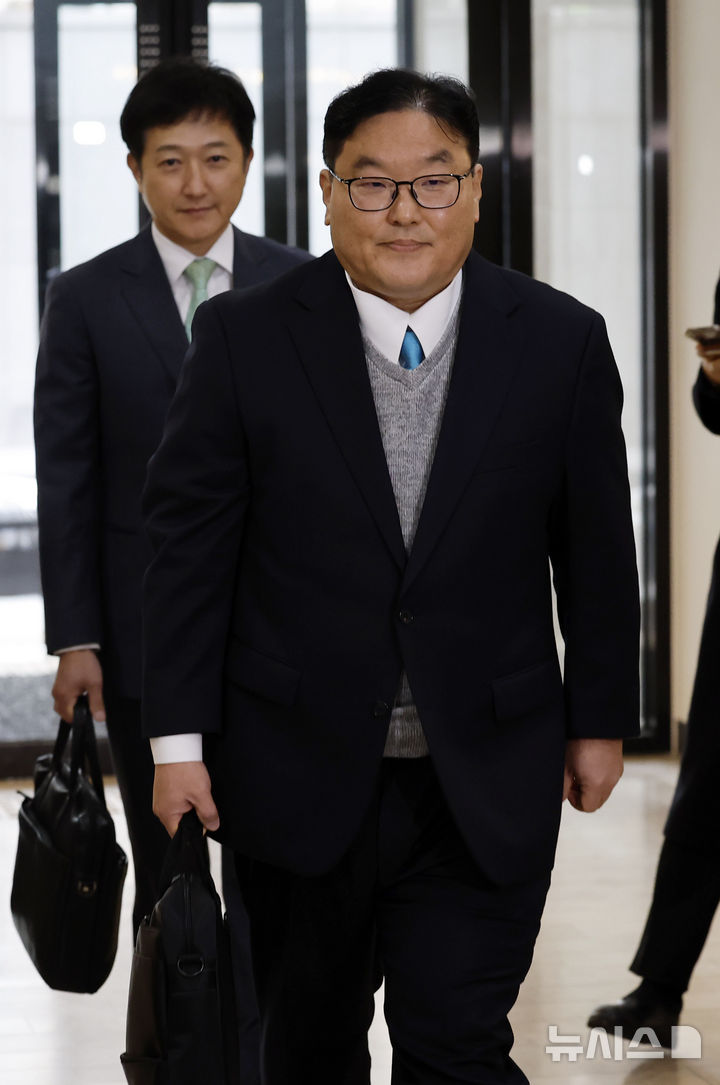 [서울=뉴시스] 김혜진 기자 = 쿠팡 사건을 무혐의 처분하도록 외압을 행사한 인물로 지목된 엄희준 광주고검 검사가 9일 서울 서초구 관봉권 띠지 폐기 의혹 및 쿠팡 퇴직금 불기소 외압 의혹 진상규명을 위한 특검 사무실로 출석하고 있다. 2026.01.09. jini@newsis.com