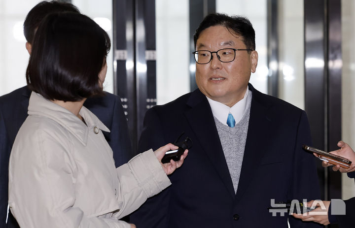 [서울=뉴시스] 김혜진 기자 = 쿠팡 사건을 무혐의 처분하도록 외압을 행사한 인물로 지목된 엄희준 광주고검 검사가 9일 서울 서초구 관봉권 띠지 폐기 의혹 및 쿠팡 퇴직금 불기소 외압 의혹 진상규명을 위한 특검 사무실로 출석하며 취재진 질문에 답하고 있다. 2026.01.09. jini@newsis.com