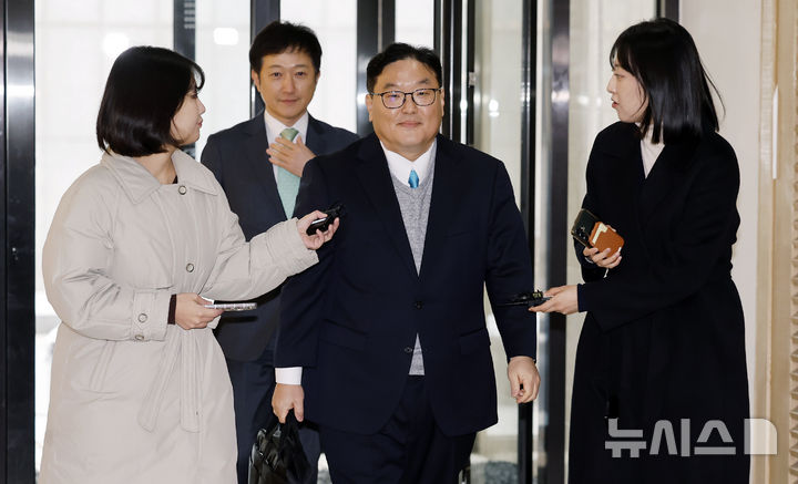 [서울=뉴시스] 김혜진 기자 = 쿠팡 사건을 무혐의 처분하도록 외압을 행사한 인물로 지목된 엄희준 광주고검 검사가 9일 서울 서초구 관봉권 띠지 폐기 의혹 및 쿠팡 퇴직금 불기소 외압 의혹 진상규명을 위한 특검 사무실로 출석하고 있다. 2026.01.09. jini@newsis.com