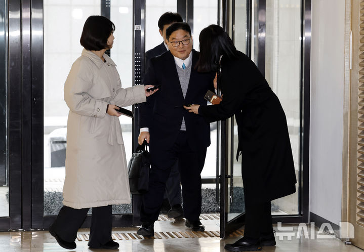 [서울=뉴시스] 김혜진 기자 = 쿠팡 사건을 무혐의 처분하도록 외압을 행사한 인물로 지목된 엄희준 광주고검 검사가 9일 서울 서초구 관봉권 띠지 폐기 의혹 및 쿠팡 퇴직금 불기소 외압 의혹 진상규명을 위한 특검 사무실로 출석하고 있다. 2026.01.09. jini@newsis.com