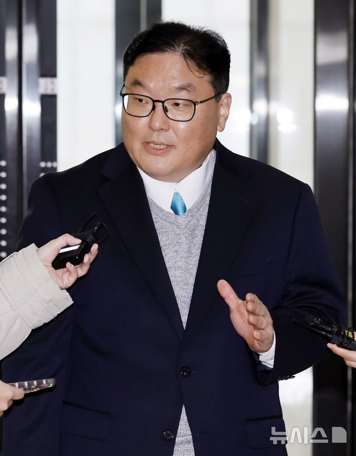 [서울=뉴시스] 김혜진 기자 = 쿠팡 사건을 무혐의 처분하도록 외압을 행사한 인물로 지목된 엄희준 광주고검 검사가 9일 서울 서초구 관봉권 띠지 폐기 의혹 및 쿠팡 퇴직금 불기소 외압 의혹 진상규명을 위한 특검 사무실로 출석하며 취재진 질문에 답하고 있다. 2026.01.09. jini@newsis.com