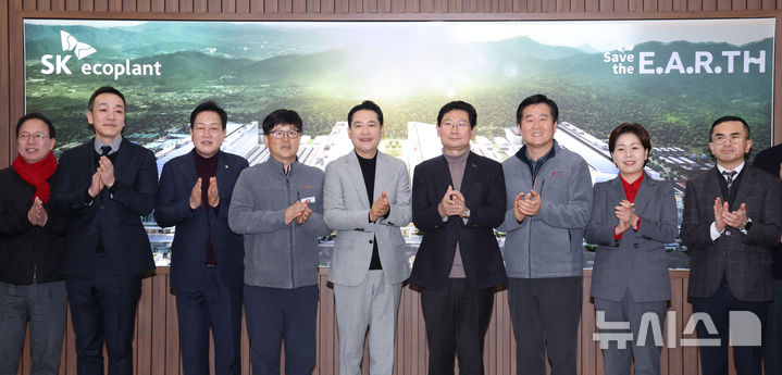 [용인=뉴시스] 김종택 기자 = 장동혁 국민의힘 대표와 이상일 용인시장 및 참석자들이 9일 경기 용인시 원삼면 SK하이닉스 용인 공사 현장에서 열린 간담회에 앞서 기념촬영을 하고 있다. (공동취재) 2026.01.09. photo@newsis.com