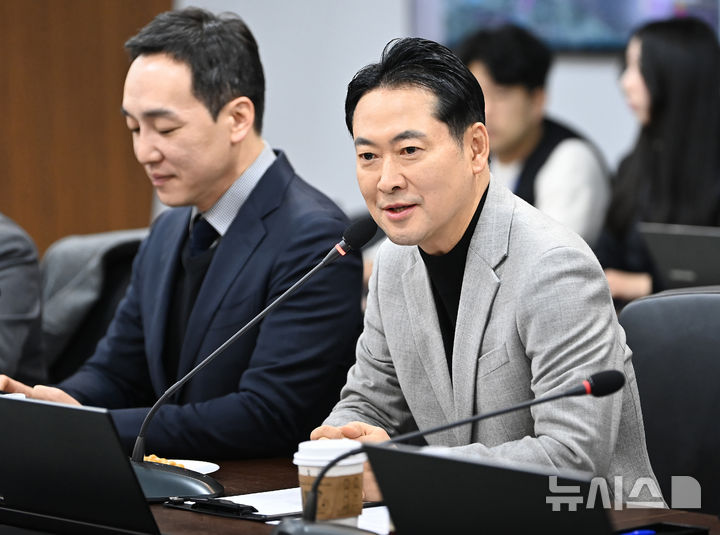 [용인=뉴시스] 김종택 기자 = 장동혁 국민의힘 대표가 지난 9일 경기 용인시 처인구 SK하이닉스 용인 반도체 클러스터 조성사업 현장을 방문해 발언하고 있다. 2026.01.09. jtk@newsis.com