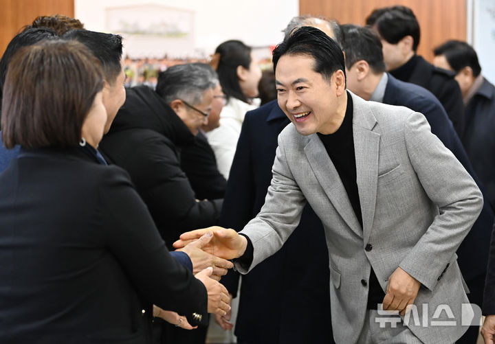 [용인=뉴시스] 김종택 기자 = 장동혁 국민의힘 대표가 9일 경기 용인시 처인구 SK하이닉스 용인 반도체 클러스터 조성사업 현장을 방문해 인사하고 있다. 2026.01.09. jtk@newsis.com
